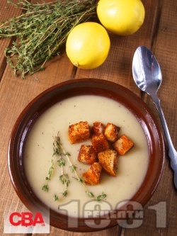 Крем супа от картофи, праз лук, течна сметана и мащерка - снимка на рецептата